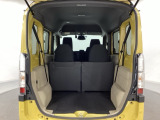 開口部も広く荷物の積み下ろしもしやすいお車となっております。4人乗りでも充分な荷室のスペースがあります。シートの背もたれは5:5の割合で分割して可倒できるので、長いお荷物などを載せることもできます。