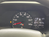 速度計と液晶表示がまとまり、速度やシフト位置など運転に必要な情報を確認しやすい配置です。文字や目盛りが見渡しやすく、日々の運転を落ち着いてサポートします。