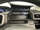 【インパネアッパーボックス】サッと取り出せてサッとしまえる、運転席の目の前にはボックスが装備されております!薄型のボックスティッシュなど収納可能☆