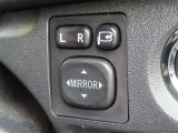 日本の駐車場は幅が広くないところが多くて、乗り降りが大変だったりしますよね。電動ミラーがあれば、室内でミラーをたためるので、駐車するときも便利ですね。