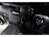 インパネシフトだから視線の移動も少なく足元もスッキリ♪運転席もゆったりしているのでゆとりを持ってドライブできますね!