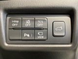 運転席脇のクラスタースイッチ部分にはカメラ切り替えスイッチ、パーキングセンサー、その他走行系スイッチを集中配置しております。