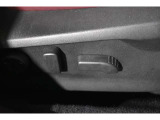 パワーシート(乗り降りから、運転席のポジション設定まで、ボタンで一つで微調整できます。高級車の必須アイテムです。)