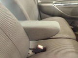 運転席にはアームレストを装備しています。長距離 ドライブも快適です♪