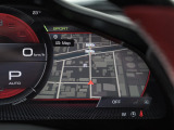 運転席のフル液晶ディスプレイにはレブカウンターのほか、ナビや車両状態を表示可能でございます。