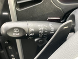 レバーに表示された項目を確認しやすく、運転席から手元の情報を把握できます。天候に合わせた操作を行う際にも扱いやすく、日常の運転を支える装備です。