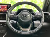 手元にスイッチがまとまり、運転姿勢を保ちながら各種操作へアクセスしやすい配置です。メーター類も視界に入りやすく、日常の運転をサポートする使い勝手に配慮されています。