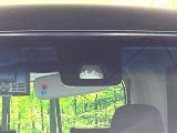 【スマートアシスト】走行中に前方の車両等を認識し、衝突しそうな時は警報とブレーキで衝突回避と被害軽減をアシスト。より安全にドライブをお楽しみいただけます。
