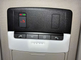 【SOSコール】スイッチを押すことで専門のオペレーターに繋がり、オペレーターを通じて消防や警察に通報を依頼することが出来ます!あおり運転対策にも!
