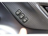運転席のシートポジションは2パターンまでメモリーできます、他の人がシートを動かしてもドアトリムのスイッチでワンタッチで元通りに戻せます