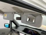 【サンバイザー】車内で身だしなみを整えるためのバニティミラーがセット。お化粧直しや髪型のチェックに活用できます。