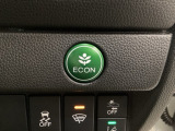 ECONモードをONにするとアクセルペダルの動きに対するエンジンの反応とエアコンの制御を切り換えることで、燃費のいい運転をするドライバーがペダルを踏んだ時と同じようにエンジンを制御します。