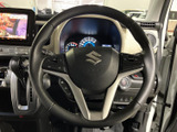 手元には複数のスイッチがまとまり、運転姿勢を大きく変えずに各種操作へアクセスできます。メーターもステアリング越しに確認しやすく、前方に意識を向けやすい配置です。