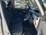 運転席まわりは視界が広く、前方や左右の確認がしやすいレイアウトです。シートにはゆったり腰掛けられ、落ち着いた色合いで清潔感も感じられます。
