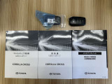 取扱説明書、保証書、スマートキー2つあります。