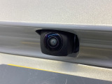 車の後方に小型カメラが付いておりバックする際の後方の様子をモニター上に表示します。