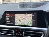 【純正ナビゲーション】BMWのナビゲーションは操作性も良く、詳細な地図情報と交通状況を見やすく表示し、快適なドライビングをサポートしながら目的地までナビゲートします。