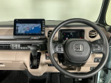 【ハンドル】運転にかかわる様々な操作を安全に行えるように視点移動が少なく操作性に配慮されたスイッチ類が凝縮されたコックピットです。