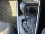操作しやすいATシフトです♪シフトチェンジを気にしなくていいので運転だけに集中できますね!自然と手に届くところにある、手になじむ形状のシフトノブがいいですね♪