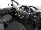 シンプルで使いやすいデザインの運転席です。