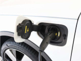コンセントタイプ(3kW)やウォールボックスタイプ(6kW)の充電器を用いて、ご自宅で簡単充電。一般的な家庭用の200V交流充電ケーブルでは、約8時間で80%まで充電!1時間あたり7~14kmを走行できる電力を充電できます。