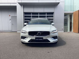 ブライト・フロントグリル。そして、北欧神話に登場する、トールハンマーをモチーフにした、LEDフロントライト、コーナリング・ライト機能付のLEDフロント・フォグライト。