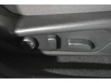 パワーシート(乗り降りから、運転席のポジション設定まで、ボタンで一つで微調整できます。高級車の必須アイテムです。)