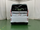 後席の窓には外から車内が見えにくくなるプライバシーガラスを採用。周りを気にせずリラックスして過ごせます