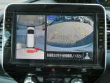 ギアを『R』に入れるとナビ画面に、まるで雲の上から覗いているような映像が映り、駐車をサポートしてくれます。