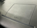 【助手席エアバッグ】SRSエアバッグとはシートベルトの働きを補助して衝突した時に乗員の衝撃を軽減するシートベルト併用式エアバッグ。前面衝突時に瞬時に膨らみ、頭部と胸部の衝撃を軽減します。