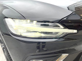 【LEDヘッドライト】ハイビームを先行車や対向車にあてず、その両サイドではハイビーム照射を維持。見える範囲が段違いに広くなりました。北欧神話に登場するトールハンマーをモチーフにデザイン。