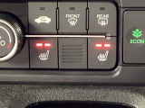 運転席と助手席にはシートヒーターが付いています☆寒い時期に腰周りを温めてくれるので体全体が温まりやすいのは勿論、暖房と違い顔に風が当たらないので、乾燥肌やドライアイの方でも大丈夫☆