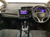 車内は光触媒抗菌消臭施工済です。インパネ周りはスタイリッシュなデザインで機能や装備も充実しています。グローブボックスやカップホルダーのほかにトレーなどたくさんの収納スペースが付いています。