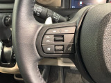 ステアリングにオーディオ操作スイッチが付いています。オーディオ画面に直接タッチしなくても操作が出来ますので、運転に集中できます。
