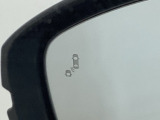 斜め後ろに存在する車を探知。その方向のドアミラー鏡面上にマークを表示し、存在をお知らせしてくれます。また、その方向にウインカーを操作すると、マークの点滅と警告音で注意を促します!