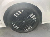 純正の17インチアルミホイールを装着しております。タイヤサイズは205/50R17です。
