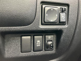 運転席まわりのスイッチ類はまとまって配置され、表示や形状を見分けやすい構成です。手元で確認しやすい位置にあり、日常の運転時にも必要な項目を把握しやすくなっています。