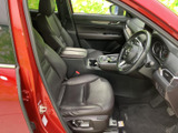 運転席まわりは視界が広く、前方や周囲を確認しやすいレイアウトです。シートにはゆったりとした座面が備わり、落ち着いた色合いの車内で快適にお過ごしいただけます。
