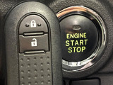 【キーフリーシステム】カバンやポケットに入れたままでもドアの施錠・解錠が可能なスマートキーを装備。エンジンのオン・オフ時もカギを取り出す必要が無いからとっても便利です♪