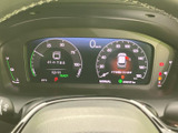 速度や車両の情報がメーター内に表示され、運転に必要な内容をひと目で確認できます。画面の表示も見やすく整理されており、走行前や停車時に車両の状態を把握しやすいレイアウトです。