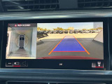 ●リアビューカメラ『入車経路を算出し、ガイドラインと補助線をディスプレイに表示します。同時にバンパーに内蔵のセンサーが障害物を感知し音で注意を促します。後方の死角も安心していただけます。』