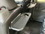 【格納式シートバックテーブル】車内でのお食事などで活躍♪カップホルダーも備えています。