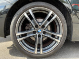 BMWならではの卓越した走りを支えるホイールと足回りです!日本車の走りに慣れている方にもぜひ体感して頂きたいほど、高いレベルでまとまっています!純正18インチアルミホイール。