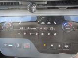 【オートエアコン】一度お好みの温度に設定すれば、車内の温度を検知し風量や温度を自動で調整。暑い&hellip;寒い&hellip;と何度もスイッチ操作をする必要はありません。快適な車内空間には必須の機能ですね♪