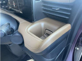 運転席用ドリンクホルダー。細いものから太いものまで対応します。