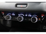 運転席と助手席の温度設定の変更が可能な左右独立タイプのデュアルエアコンです♪♪♪暑がりな人・寒がりな人も誰もが車内を快適にお過ごしいただけます♪♪♪