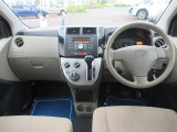 インテグレーテッドCDプレーヤー&AM/FMチューナー パワステ ABS CD/FM/AMプレーヤー ホイールキャップ付き13インチスチールホイール ハロゲンヘッドライト 光軸調整ダイヤル