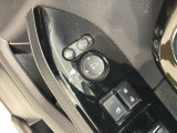 狭い駐車場で便利な電動格納ドアミラーが付いています。