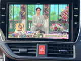 テレビ番組を画面で視聴できる装備です。お出かけ先での待ち時間など、停車中に映像を楽しみたい場面で便利に活用できます。画面から選びやすく、車内で過ごす時間にも役立ちます。
