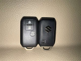 【スマートキー】キーを取り出さずにドアを施錠&解錠。クルマの始動も可能です。